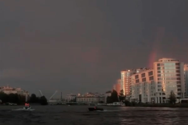 Прогулка на катере в пасмурную погоду в Санкт-Петербурге
