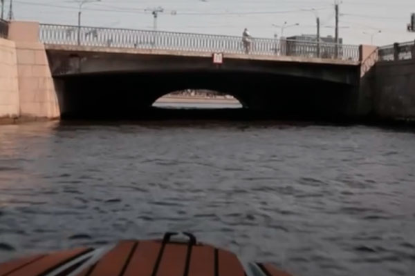 Прогулка по каналам Санкт-Петербурга на катере без капитана
